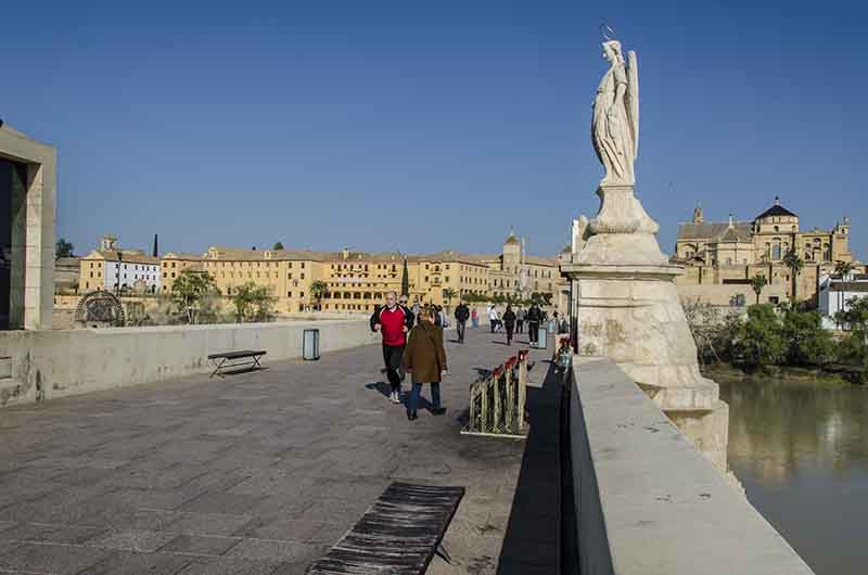 Córdoba 006 - Puente Romano y Mezquita Catedral.jpg